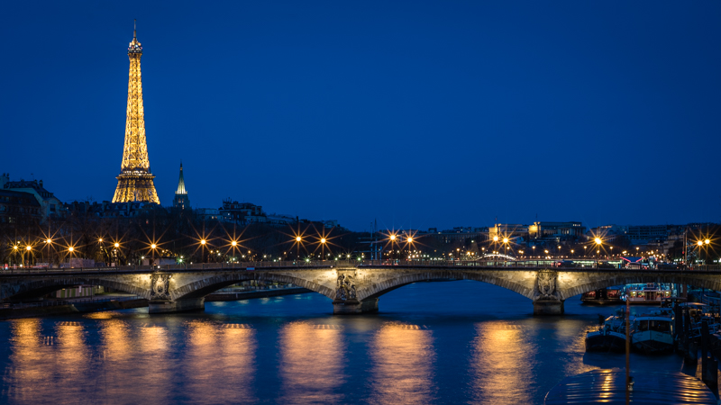 voigtlander nokton 50mm 1.5 sony a7 blue hour paris sunstars