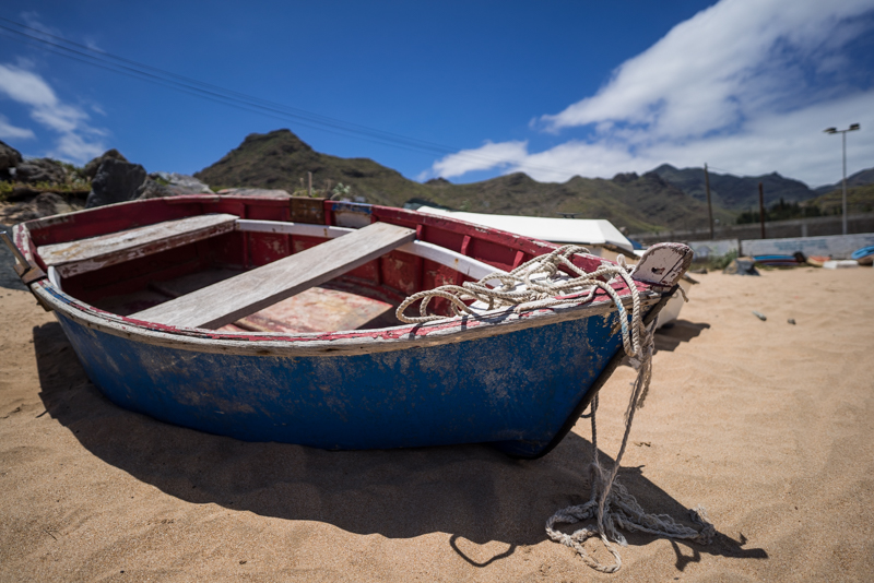 tenerife canary island zeiss batis 18mm 2.8 e mount sony a7s bokeh sparness close focus boat beach wood sand
