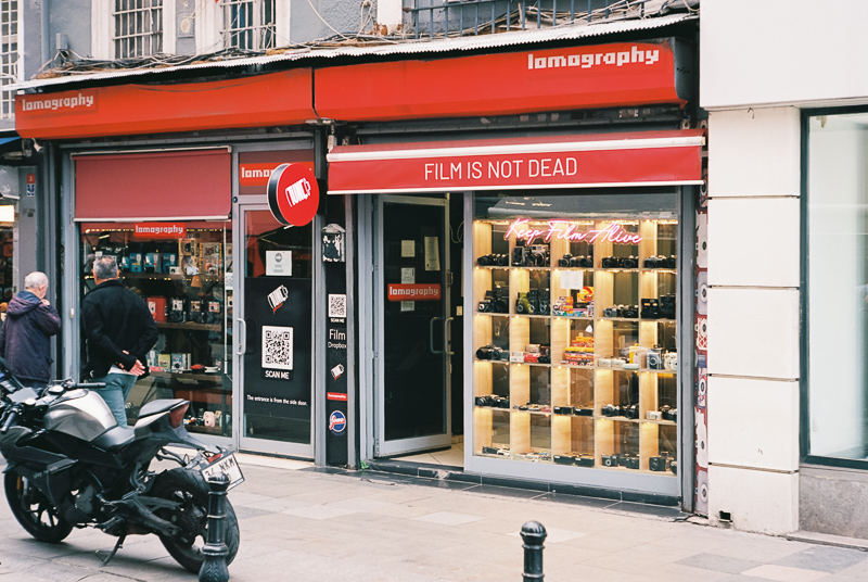 omnar bertele sonnar flb review leica m10 m11 m9 42mp 24mp cinematic contrast sharpness rendering bokeh 50mm 2.0 film analogue focus shift skyllaney